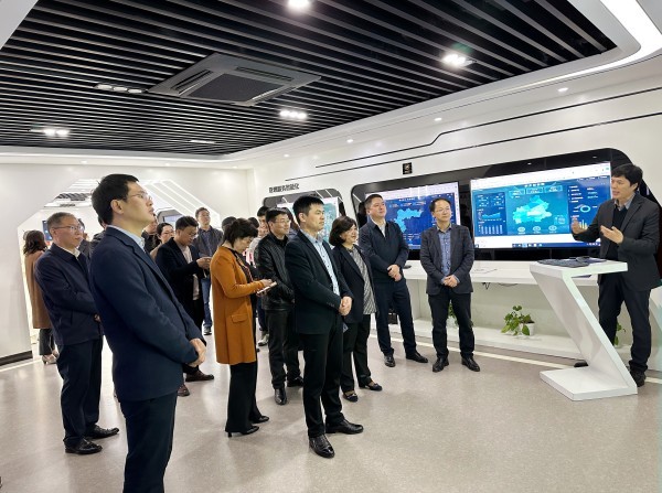 安徽省宿州市萧县县委副书记、县长朱新华等一行莅临壹号娱乐走访调研