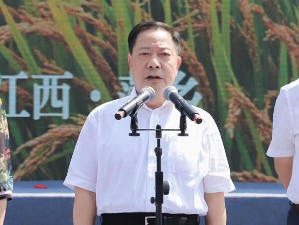 江西省政府党组副书记、副省长殷美根宣布开幕